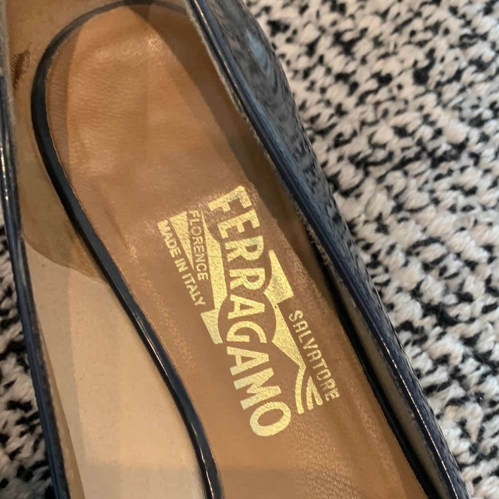 Salvatore Ferragamo Navy Patent Leather Vara Bow Flats with Gold Plaque. Size 7 - Picture 3 of 9